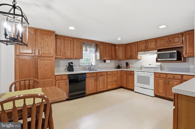1480 PENNSYLVANIA AVE, Emmaus, PA 18049