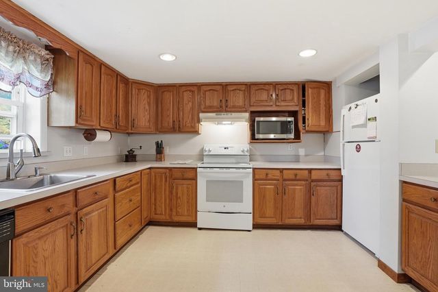 1480 PENNSYLVANIA AVE, Emmaus, PA 18049