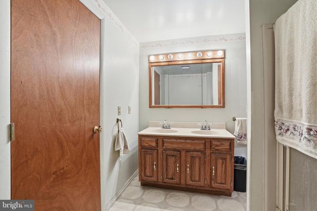 1480 PENNSYLVANIA AVE, Emmaus, PA 18049