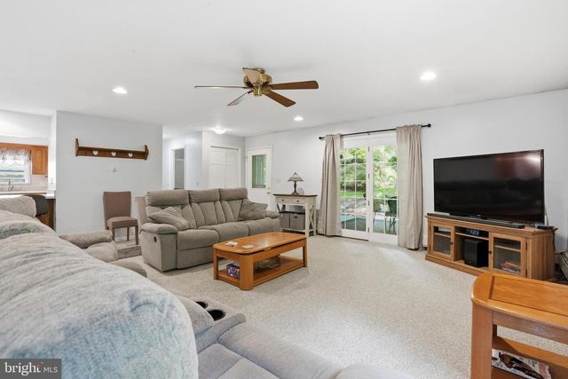 1480 PENNSYLVANIA AVE, Emmaus, PA 18049