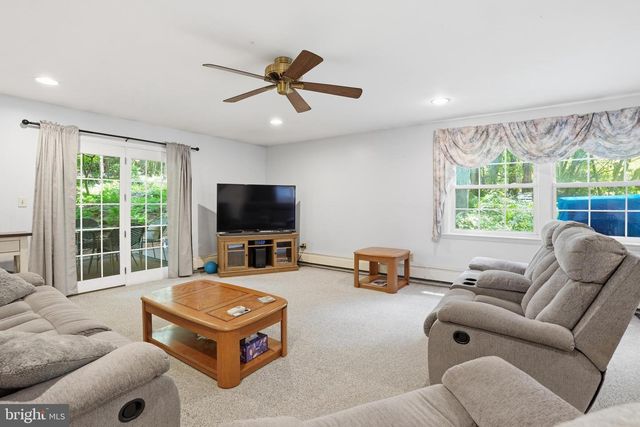 1480 PENNSYLVANIA AVE, Emmaus, PA 18049