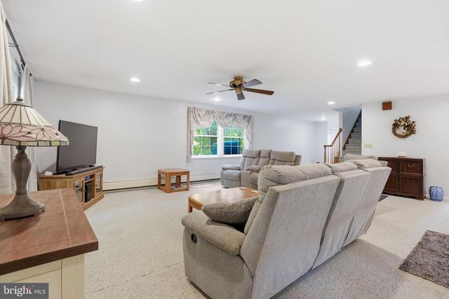1480 PENNSYLVANIA AVE, Emmaus, PA 18049