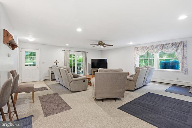 1480 PENNSYLVANIA AVE, Emmaus, PA 18049