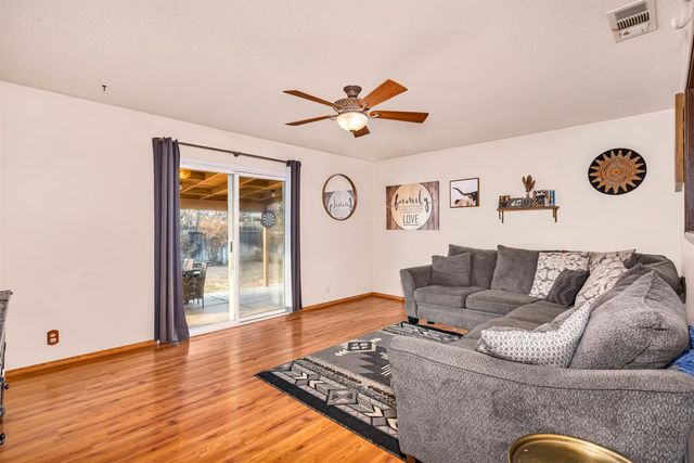 1236 Santa Cruz Way, Los Banos, CA 93635