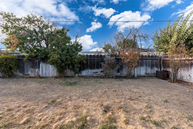 1236 Santa Cruz Way, Los Banos, CA 93635