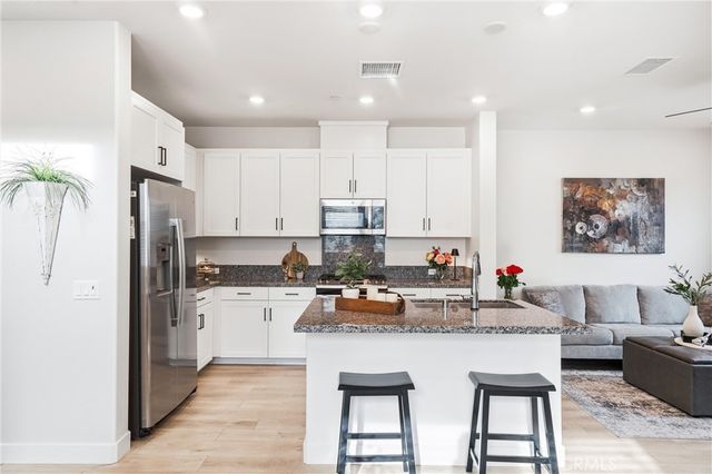 3945 Lavine Way 101, Corona, CA 92883