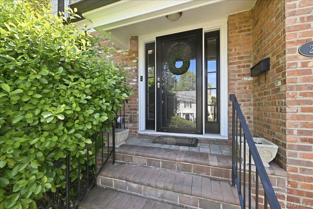 214 Nassau Avenue, Munsey Park, NY 11030