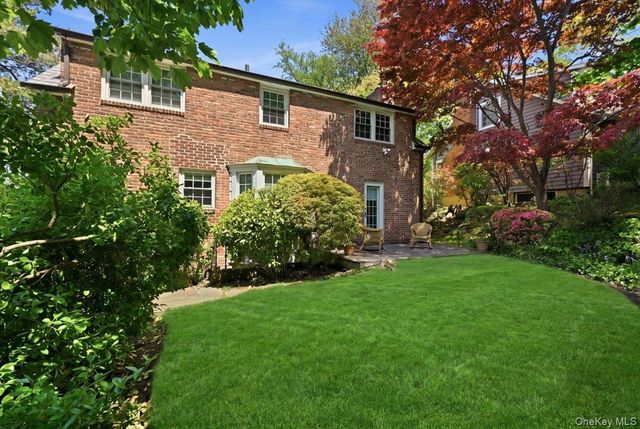 214 Nassau Avenue, Munsey Park, NY 11030