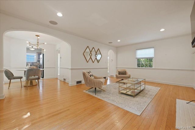 214 Nassau Avenue, Munsey Park, NY 11030