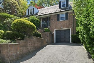 214 Nassau Avenue, Munsey Park, NY 11030