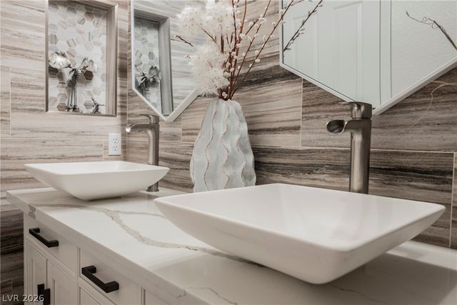 1613 Hidden Spring Drive, Las Vegas, NV 89117