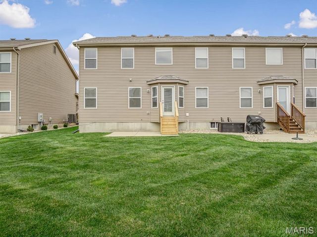 863 Harbor Woods Drive, Fairview Heights, IL 62208