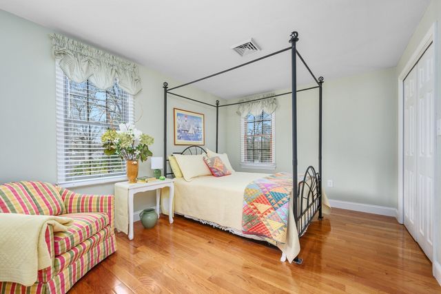 134 School St, Barnstable, MA 02635