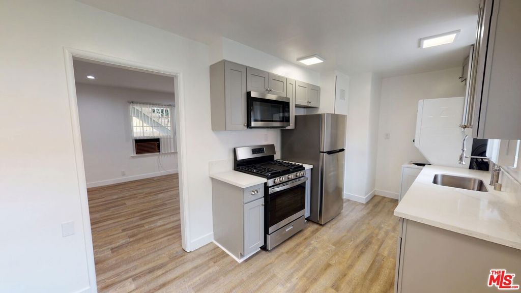 Image 11 of property listing at 11591 Riverside Drive, North Hollywood, CA 91602