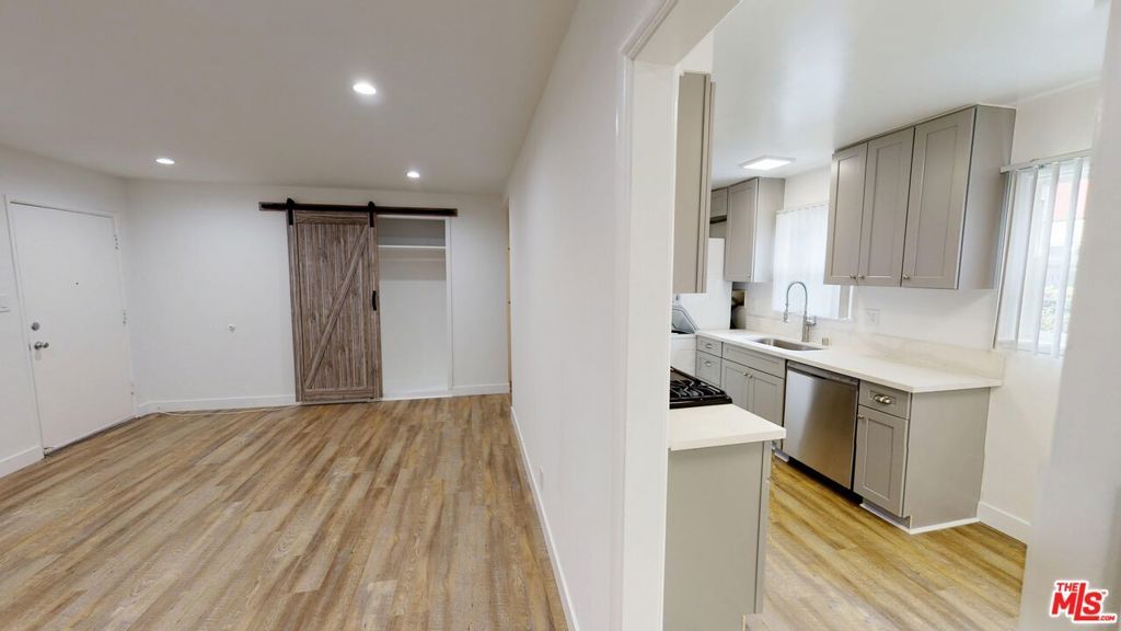 Image 5 of property listing at 11591 Riverside Drive, North Hollywood, CA 91602