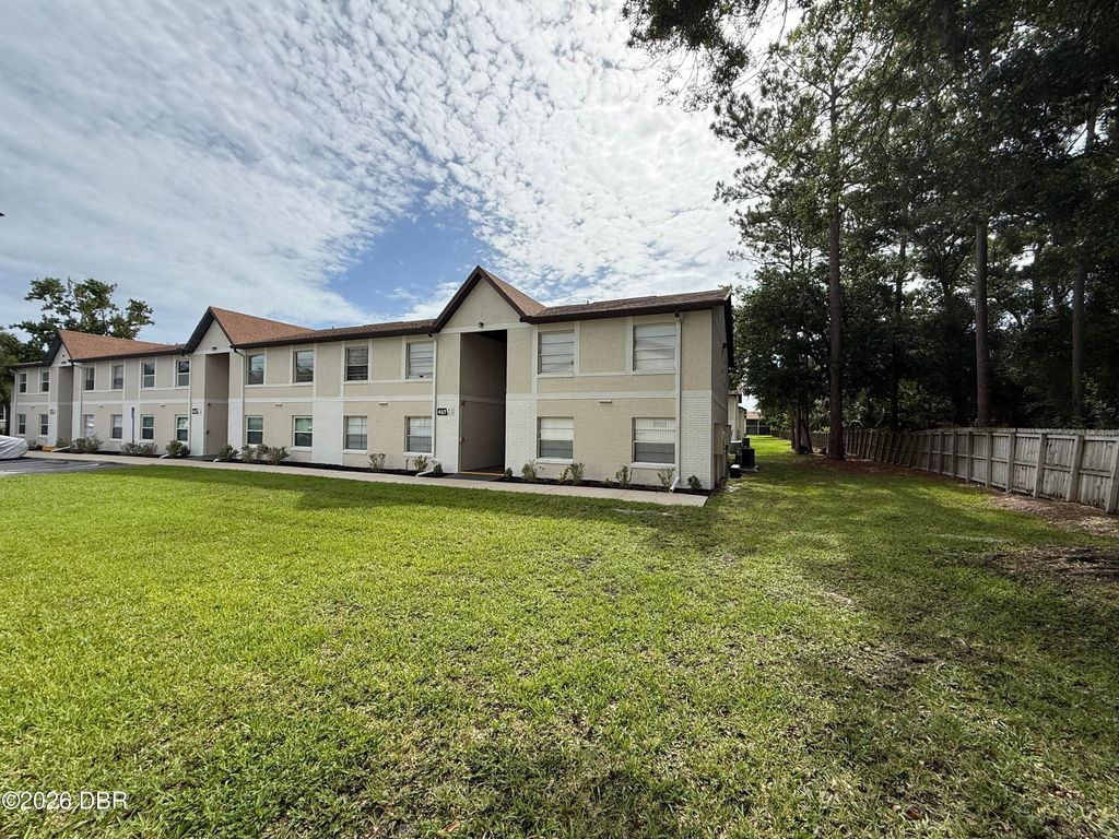 417 Banana Cay Dr Apt F, South Daytona, FL 32119