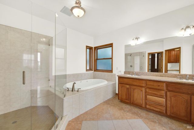 2136 Vineyard Hills Ct, Vacaville, CA 95688