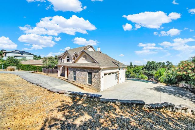 2136 Vineyard Hills Ct, Vacaville, CA 95688