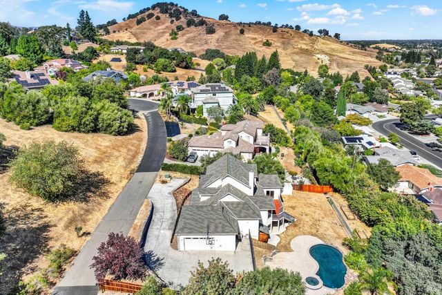 2136 Vineyard Hills Ct, Vacaville, CA 95688