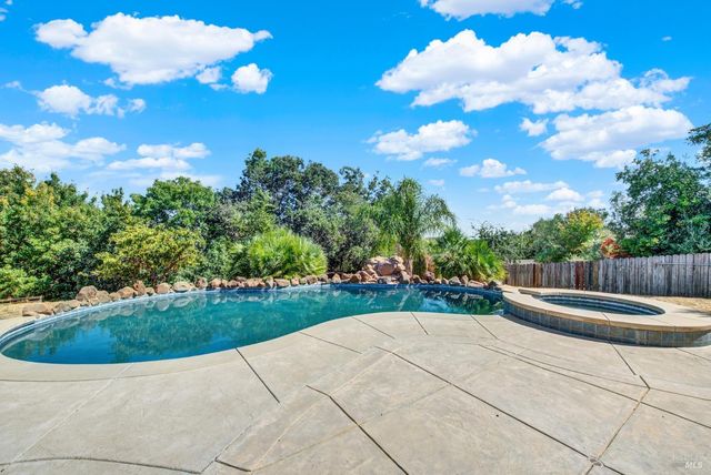 2136 Vineyard Hills Ct, Vacaville, CA 95688