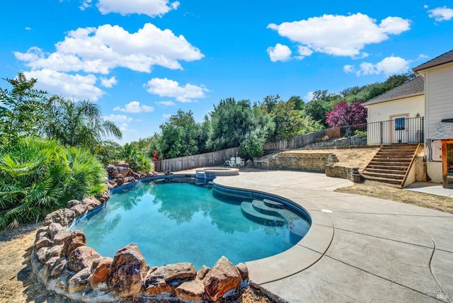 2136 Vineyard Hills Ct, Vacaville, CA 95688