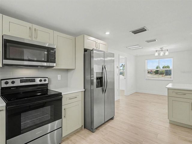 802 WHITE HERON BOULEVARD, Ruskin, FL 33570