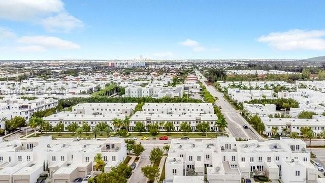 10424 NW 66th St, Doral, FL 33178