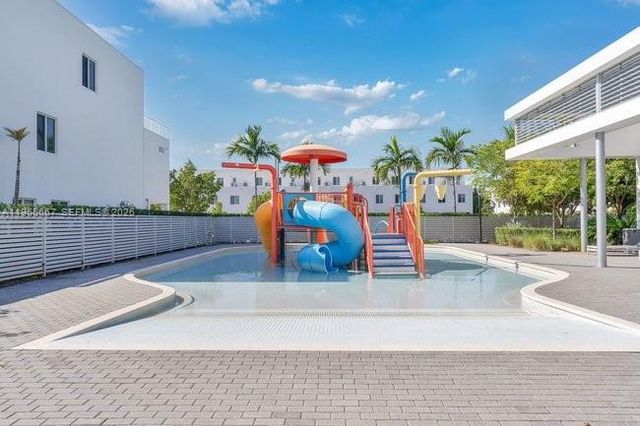 10424 NW 66th St, Doral, FL 33178