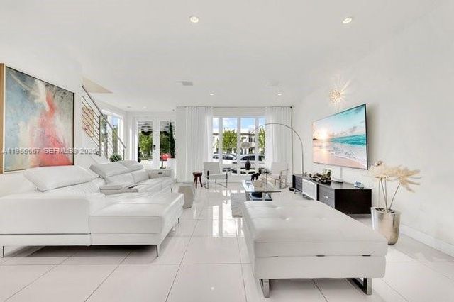 10424 NW 66th St, Doral, FL 33178