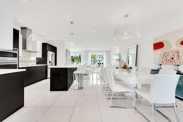 10424 NW 66th St, Doral, FL 33178