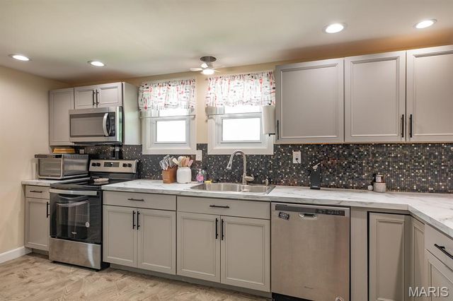 324 Rohm Place, Roxana, IL 62084