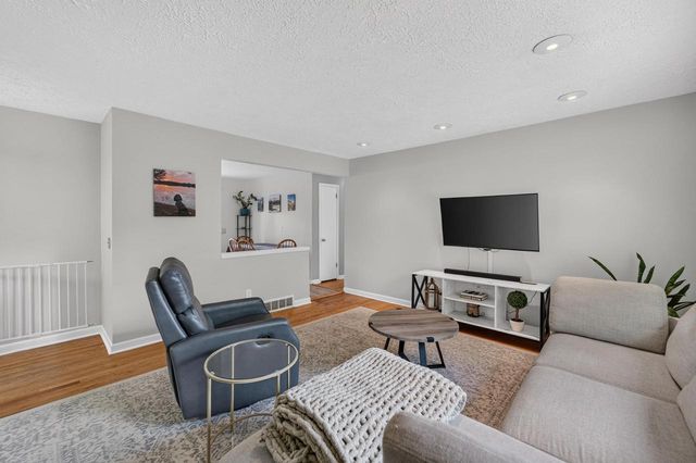 1221 Debra Lane, Madison, WI 53704