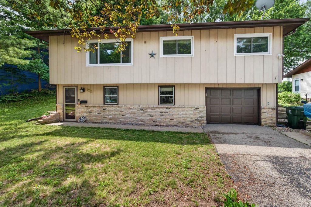 1221 Debra Lane, Madison, WI 53704