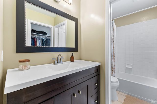 1040 Addison Cir, Petaluma, CA 94952