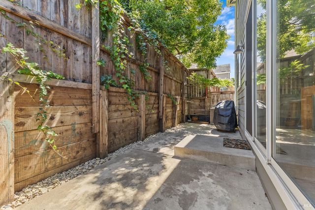 1040 Addison Cir, Petaluma, CA 94952