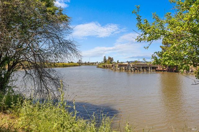 1040 Addison Cir, Petaluma, CA 94952