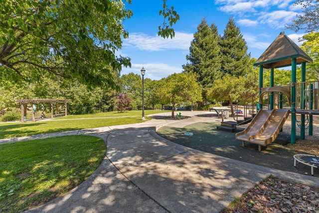 1040 Addison Cir, Petaluma, CA 94952