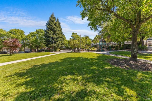 1040 Addison Cir, Petaluma, CA 94952