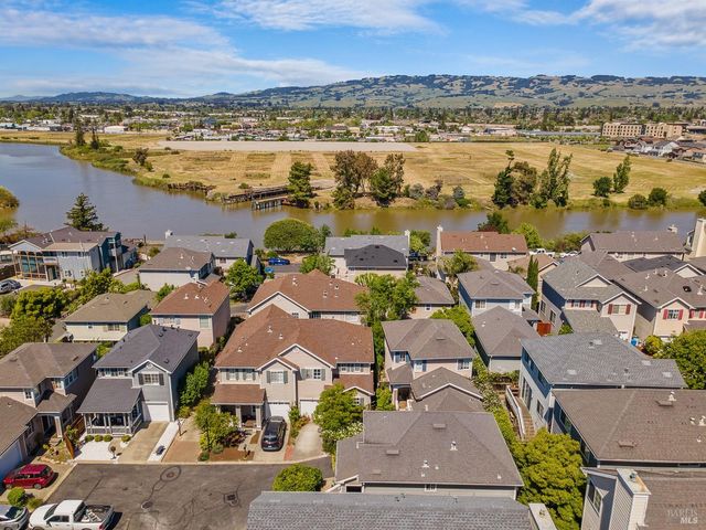 1040 Addison Cir, Petaluma, CA 94952