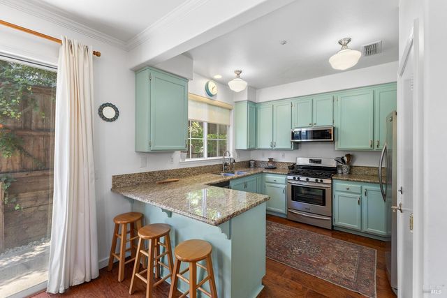 1040 Addison Cir, Petaluma, CA 94952