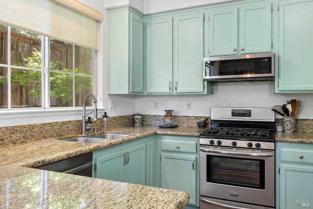 1040 Addison Cir, Petaluma, CA 94952