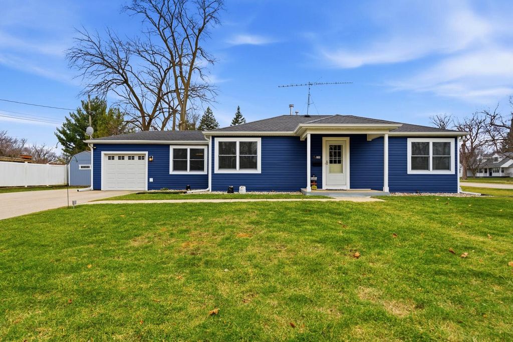 28 N Spencer STREET, Elkhorn, WI 53121