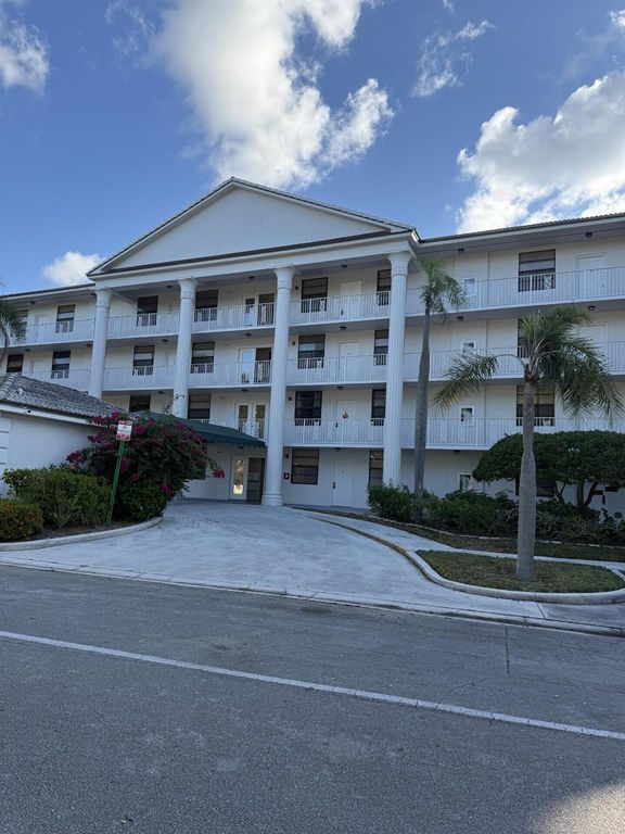 3710 Whitehall Drive 401, West Palm Beach, FL 33401
