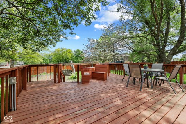525 N Greenbriar Drive, Greenwood, IN 46142