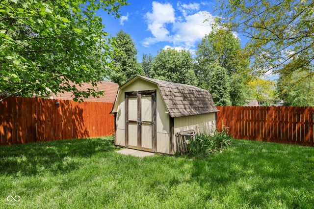 525 N Greenbriar Drive, Greenwood, IN 46142