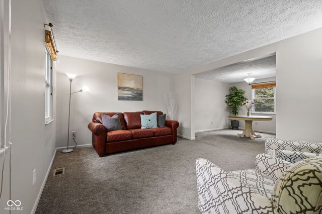 525 N Greenbriar Drive, Greenwood, IN 46142