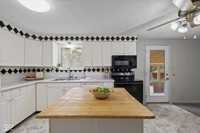 525 N Greenbriar Drive, Greenwood, IN 46142