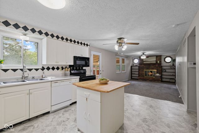 525 N Greenbriar Drive, Greenwood, IN 46142