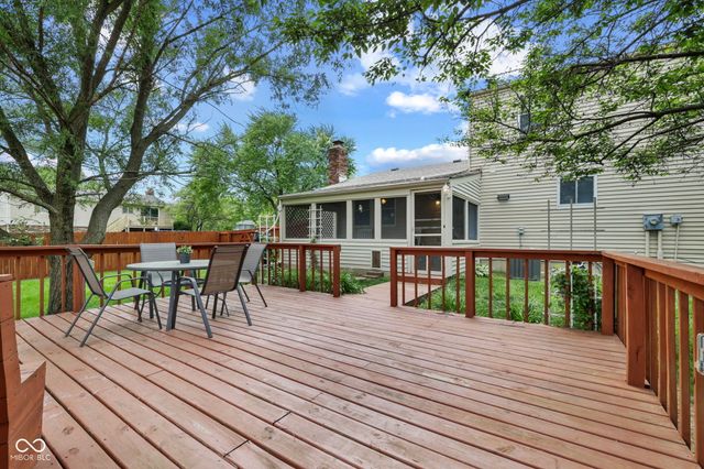 525 N Greenbriar Drive, Greenwood, IN 46142