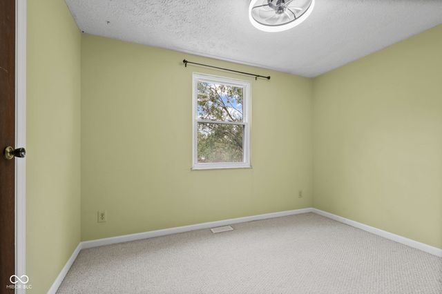 525 N Greenbriar Drive, Greenwood, IN 46142